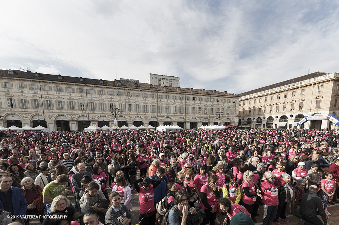 _G3I7160.jpg - 03-03-2019. Torino. â€œJust The Woman I am â€� Ã¨ una corsa/camminata podistica non competitiva di 6 km per sostenere la ricerca universitaria sul cancro: uomini e donne correranno fianco a fianco a sostegno della ricerca universitaria e della diffusione di una maggiore consapevolezza di sÃ© per un corretto stile di vita.  In questa giornata non c'Ã¨ solo la corsa, ma anche un fitto programma di eventi in piazza, non esclusivamente sportivi. Nella foto piazza San Carlo affollata di pertecipanti all'evento