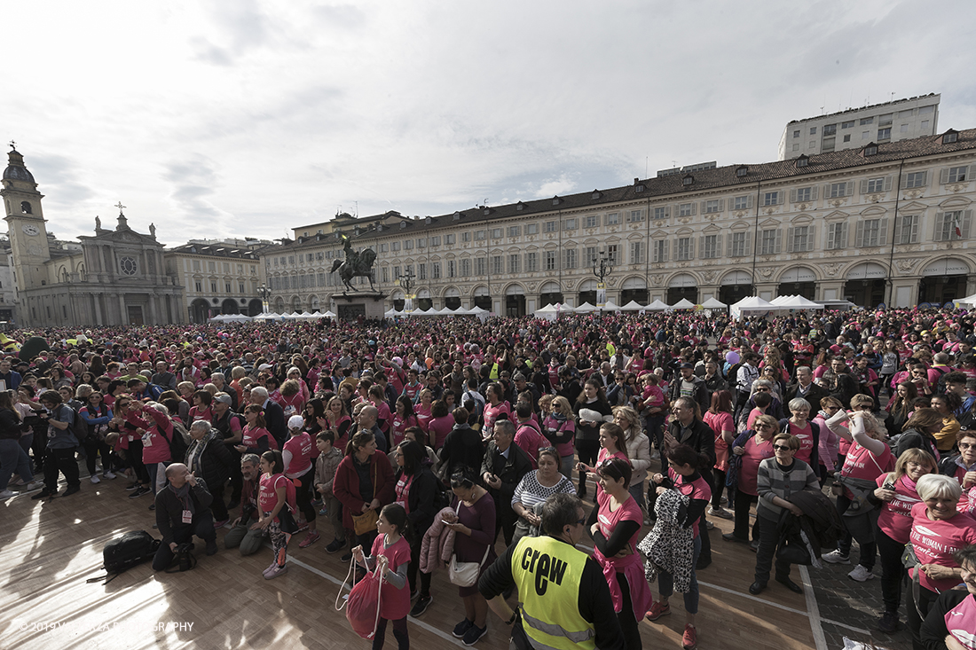 _G3I7165.jpg - 03-03-2019. Torino. â€œJust The Woman I am â€� Ã¨ una corsa/camminata podistica non competitiva di 6 km per sostenere la ricerca universitaria sul cancro: uomini e donne correranno fianco a fianco a sostegno della ricerca universitaria e della diffusione di una maggiore consapevolezza di sÃ© per un corretto stile di vita.  In questa giornata non c'Ã¨ solo la corsa, ma anche un fitto programma di eventi in piazza, non esclusivamente sportivi. Nella foto piazza San Carlo affollata di pertecipanti all'evento