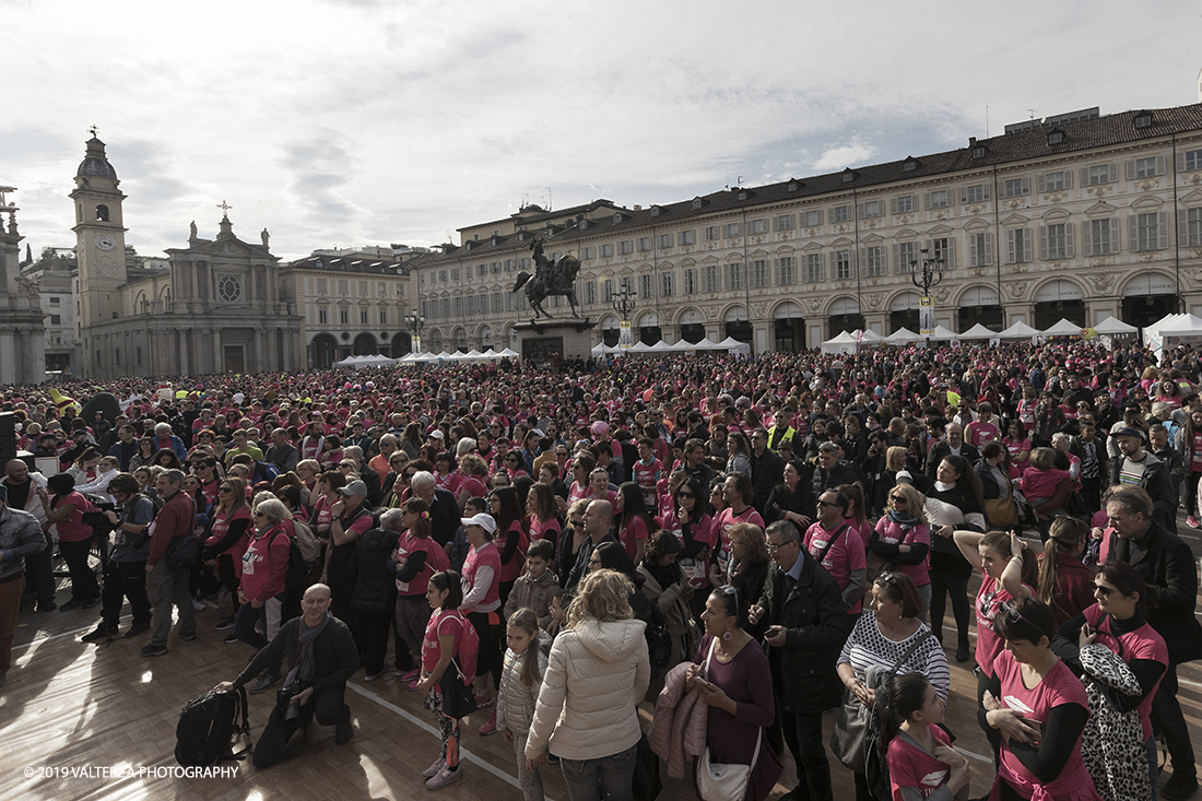 _G3I7170.jpg - 03-03-2019. Torino. â€œJust The Woman I am â€� Ã¨ una corsa/camminata podistica non competitiva di 6 km per sostenere la ricerca universitaria sul cancro: uomini e donne correranno fianco a fianco a sostegno della ricerca universitaria e della diffusione di una maggiore consapevolezza di sÃ© per un corretto stile di vita.  In questa giornata non c'Ã¨ solo la corsa, ma anche un fitto programma di eventi in piazza, non esclusivamente sportivi. Nella foto piazza San Carlo affollata di pertecipanti all'evento