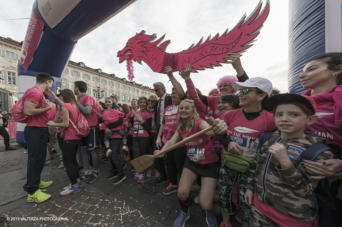 _G3I7217.jpg - 03-03-2019. Torino. â€œJust The Woman I am â€� Ã¨ una corsa/camminata podistica non competitiva di 6 km per sostenere la ricerca universitaria sul cancro: uomini e donne correranno fianco a fianco a sostegno della ricerca universitaria e della diffusione di una maggiore consapevolezza di sÃ© per un corretto stile di vita.  In questa giornata non c'Ã¨ solo la corsa, ma anche un fitto programma di eventi in piazza, non esclusivamente sportivi. Nella foto sulla linea di partenza poco prima del via.