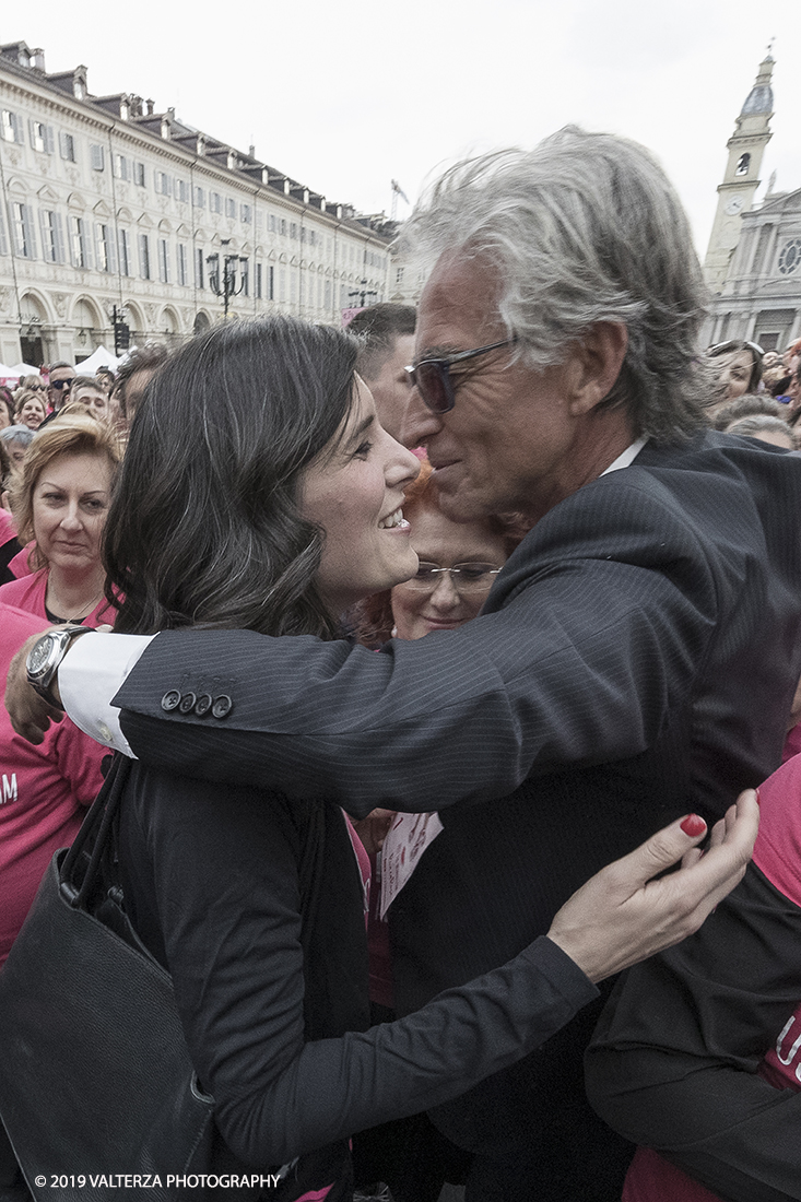 _G3I7255.jpg - 03-03-2019. Torino. â€œJust The Woman I am â€� Ã¨ una corsa/camminata podistica non competitiva di 6 km per sostenere la ricerca universitaria sul cancro: uomini e donne correranno fianco a fianco a sostegno della ricerca universitaria e della diffusione di una maggiore consapevolezza di sÃ© per un corretto stile di vita.  In questa giornata non c'Ã¨ solo la corsa, ma anche un fitto programma di eventi in piazza, non esclusivamente sportivi. Nella foto Il presidente del CUS accoglie sulla linea di partenza la sindaca Chiara Appendino