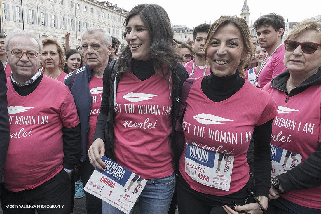 _G3I7274.jpg - 03-03-2019. Torino. â€œJust The Woman I am â€� Ã¨ una corsa/camminata podistica non competitiva di 6 km per sostenere la ricerca universitaria sul cancro: uomini e donne correranno fianco a fianco a sostegno della ricerca universitaria e della diffusione di una maggiore consapevolezza di sÃ© per un corretto stile di vita.  In questa giornata non c'Ã¨ solo la corsa, ma anche un fitto programma di eventi in piazza, non esclusivamente sportivi. Nella foto la sindaca Chiara Appendino sulla linea di partenza mostra la pettorina con il N.1