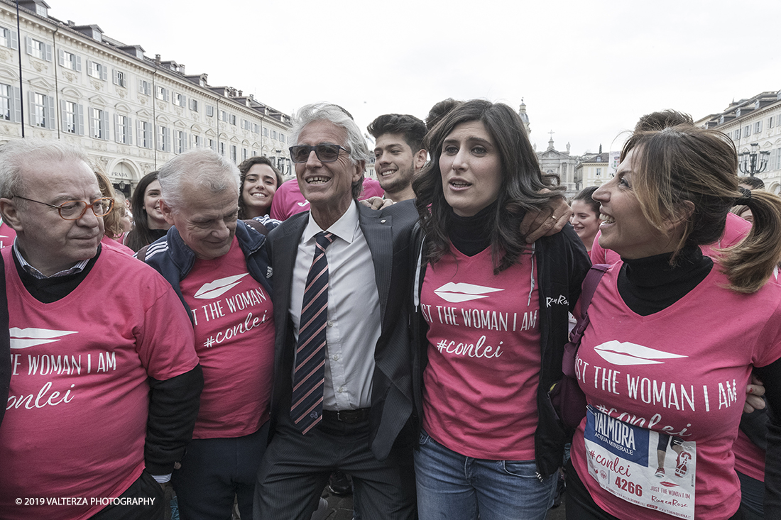 _G3I7291.jpg - 03-03-2019. Torino. â€œJust The Woman I am â€� Ã¨ una corsa/camminata podistica non competitiva di 6 km per sostenere la ricerca universitaria sul cancro: uomini e donne correranno fianco a fianco a sostegno della ricerca universitaria e della diffusione di una maggiore consapevolezza di sÃ© per un corretto stile di vita.  In questa giornata non c'Ã¨ solo la corsa, ma anche un fitto programma di eventi in piazza, non esclusivamente sportivi. Nella foto, foto di gruppo e selfie con la sindaca Chiara Appendino poco prima del via.