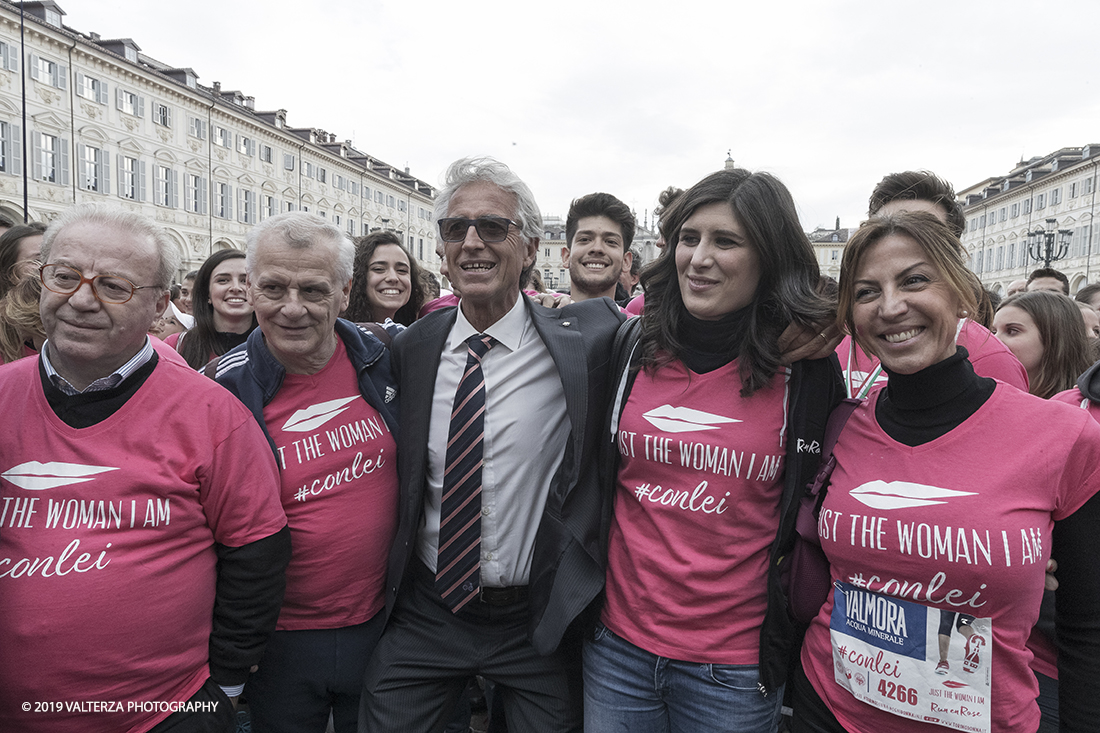 _G3I7296.jpg - 03-03-2019. Torino. â€œJust The Woman I am â€� Ã¨ una corsa/camminata podistica non competitiva di 6 km per sostenere la ricerca universitaria sul cancro: uomini e donne correranno fianco a fianco a sostegno della ricerca universitaria e della diffusione di una maggiore consapevolezza di sÃ© per un corretto stile di vita.  In questa giornata non c'Ã¨ solo la corsa, ma anche un fitto programma di eventi in piazza, non esclusivamente sportivi. Nella foto, foto di gruppo e selfie con la sindaca Chiara Appendino poco prima del via.