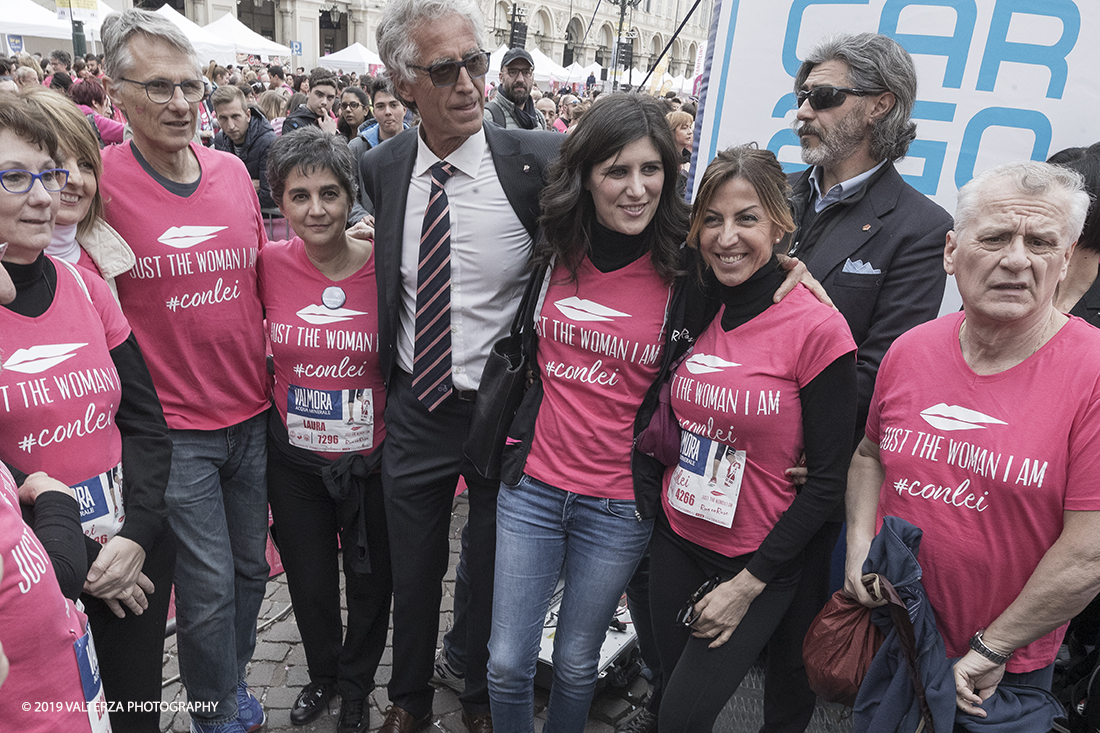 _G3I7320.jpg - 03-03-2019. Torino. â€œJust The Woman I am â€� Ã¨ una corsa/camminata podistica non competitiva di 6 km per sostenere la ricerca universitaria sul cancro: uomini e donne correranno fianco a fianco a sostegno della ricerca universitaria e della diffusione di una maggiore consapevolezza di sÃ© per un corretto stile di vita.  In questa giornata non c'Ã¨ solo la corsa, ma anche un fitto programma di eventi in piazza, non esclusivamente sportivi. Nella foto, foto di gruppo e selfie con la sindaca Chiara Appendino poco prima del via.