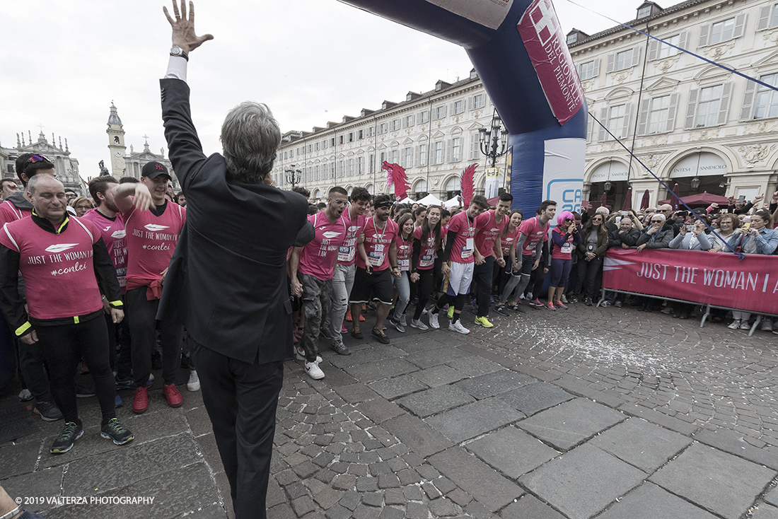 _G3I7342.jpg - 03-03-2019. Torino. â€œJust The Woman I am â€� Ã¨ una corsa/camminata podistica non competitiva di 6 km per sostenere la ricerca universitaria sul cancro: uomini e donne correranno fianco a fianco a sostegno della ricerca universitaria e della diffusione di una maggiore consapevolezza di sÃ© per un corretto stile di vita.  In questa giornata non c'Ã¨ solo la corsa, ma anche un fitto programma di eventi in piazza, non esclusivamente sportivi. Nella foto il presidente del CUS Riccardo D'Eiicio si appresta a dare il via alla corsa/camminata di 6 Km.