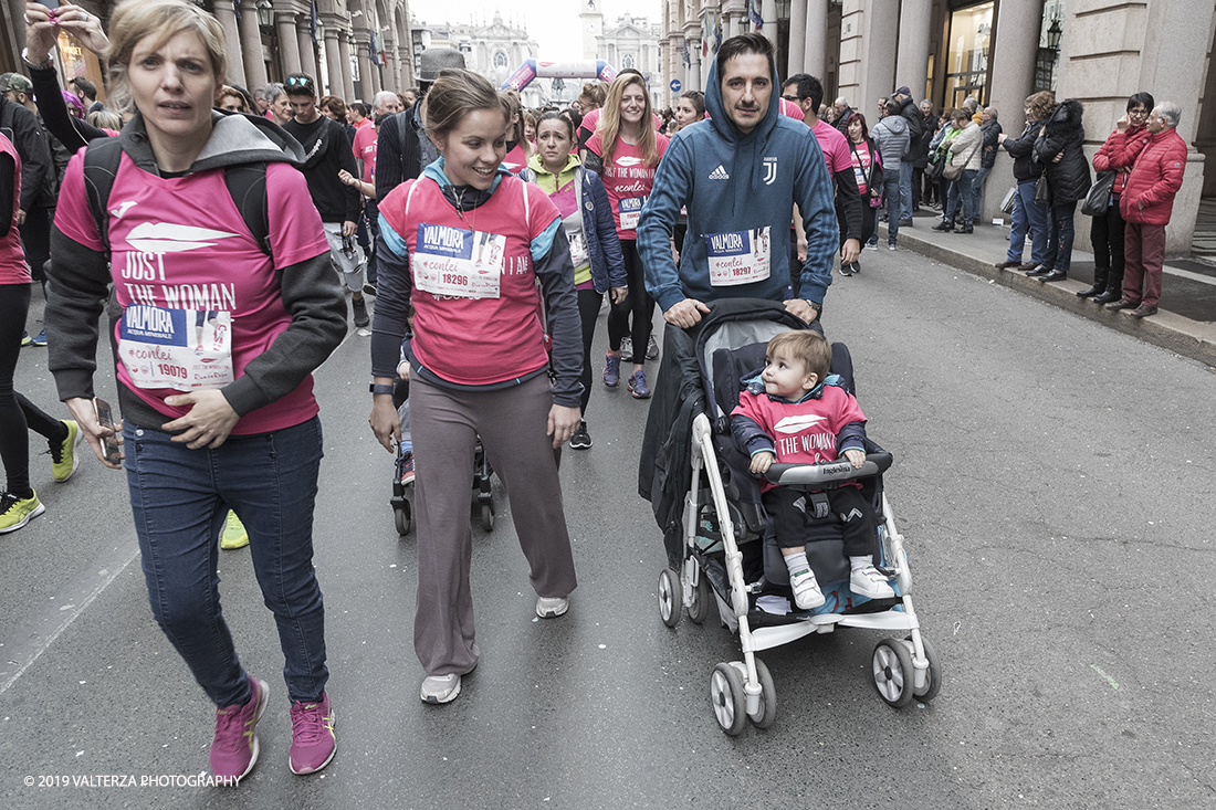 _G3I7591.jpg - 03-03-2019. Torino. â€œJust The Woman I am â€� Ã¨ una corsa/camminata podistica non competitiva di 6 km per sostenere la ricerca universitaria sul cancro: uomini e donne correranno fianco a fianco a sostegno della ricerca universitaria e della diffusione di una maggiore consapevolezza di sÃ© per un corretto stile di vita.  In questa giornata non c'Ã¨ solo la corsa, ma anche un fitto programma di eventi in piazza, non esclusivamente sportivi. Nella foto la parte iniziale della corsa/camminata in via Roma.