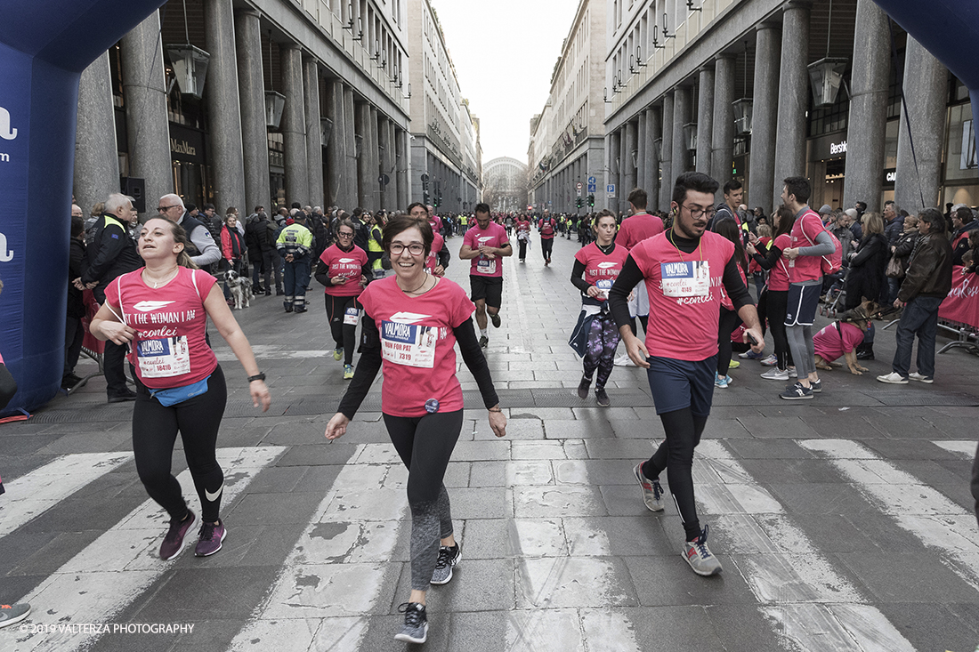 _G3I7804.jpg - 03-03-2019. Torino. â€œJust The Woman I am â€� Ã¨ una corsa/camminata podistica non competitiva di 6 km per sostenere la ricerca universitaria sul cancro: uomini e donne correranno fianco a fianco a sostegno della ricerca universitaria e della diffusione di una maggiore consapevolezza di sÃ© per un corretto stile di vita.  In questa giornata non c'Ã¨ solo la corsa, ma anche un fitto programma di eventi in piazza, non esclusivamente sportivi. Nella foto l'arrivo dei partecipanti alla corsa/camminata in via Roma