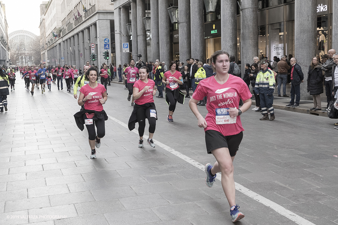 _G3I7836.jpg - 03-03-2019. Torino. â€œJust The Woman I am â€� Ã¨ una corsa/camminata podistica non competitiva di 6 km per sostenere la ricerca universitaria sul cancro: uomini e donne correranno fianco a fianco a sostegno della ricerca universitaria e della diffusione di una maggiore consapevolezza di sÃ© per un corretto stile di vita.  In questa giornata non c'Ã¨ solo la corsa, ma anche un fitto programma di eventi in piazza, non esclusivamente sportivi. Nella foto l'arrivo dei partecipanti alla corsa/camminata in via Roma