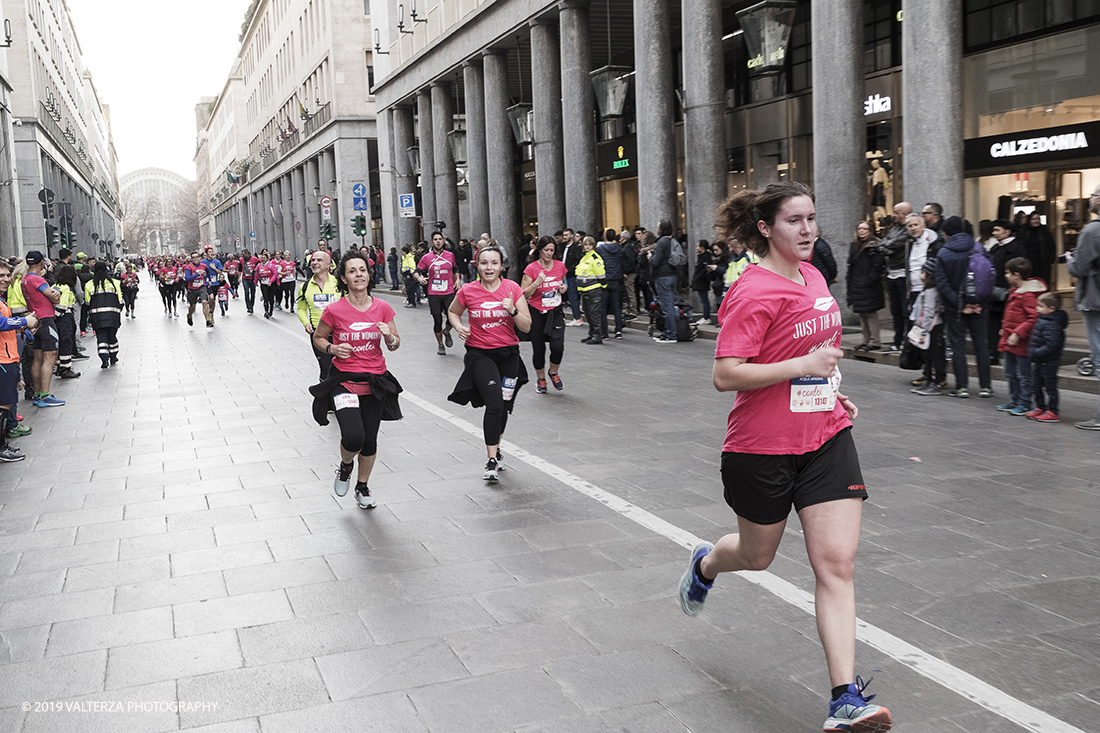 _G3I7837.jpg - 03-03-2019. Torino. â€œJust The Woman I am â€� Ã¨ una corsa/camminata podistica non competitiva di 6 km per sostenere la ricerca universitaria sul cancro: uomini e donne correranno fianco a fianco a sostegno della ricerca universitaria e della diffusione di una maggiore consapevolezza di sÃ© per un corretto stile di vita.  In questa giornata non c'Ã¨ solo la corsa, ma anche un fitto programma di eventi in piazza, non esclusivamente sportivi. Nella foto l'arrivo dei partecipanti alla corsa/camminata in via Roma