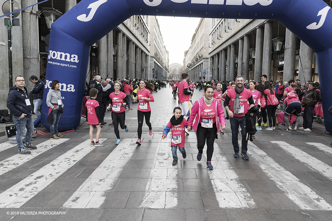 _G3I7845.jpg - 03-03-2019. Torino. â€œJust The Woman I am â€� Ã¨ una corsa/camminata podistica non competitiva di 6 km per sostenere la ricerca universitaria sul cancro: uomini e donne correranno fianco a fianco a sostegno della ricerca universitaria e della diffusione di una maggiore consapevolezza di sÃ© per un corretto stile di vita.  In questa giornata non c'Ã¨ solo la corsa, ma anche un fitto programma di eventi in piazza, non esclusivamente sportivi. Nella foto l'arrivo dei partecipanti alla corsa/camminata in via Roma