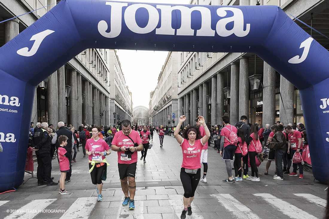 _G3I7884.jpg - 03-03-2019. Torino. â€œJust The Woman I am â€� Ã¨ una corsa/camminata podistica non competitiva di 6 km per sostenere la ricerca universitaria sul cancro: uomini e donne correranno fianco a fianco a sostegno della ricerca universitaria e della diffusione di una maggiore consapevolezza di sÃ© per un corretto stile di vita.  In questa giornata non c'Ã¨ solo la corsa, ma anche un fitto programma di eventi in piazza, non esclusivamente sportivi. Nella foto l'arrivo dei partecipanti alla corsa/camminata in via Roma