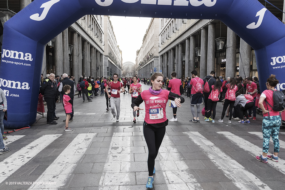 _G3I7899.jpg - 03-03-2019. Torino. â€œJust The Woman I am â€� Ã¨ una corsa/camminata podistica non competitiva di 6 km per sostenere la ricerca universitaria sul cancro: uomini e donne correranno fianco a fianco a sostegno della ricerca universitaria e della diffusione di una maggiore consapevolezza di sÃ© per un corretto stile di vita.  In questa giornata non c'Ã¨ solo la corsa, ma anche un fitto programma di eventi in piazza, non esclusivamente sportivi. Nella foto l'arrivo dei partecipanti alla corsa/camminata in via Roma