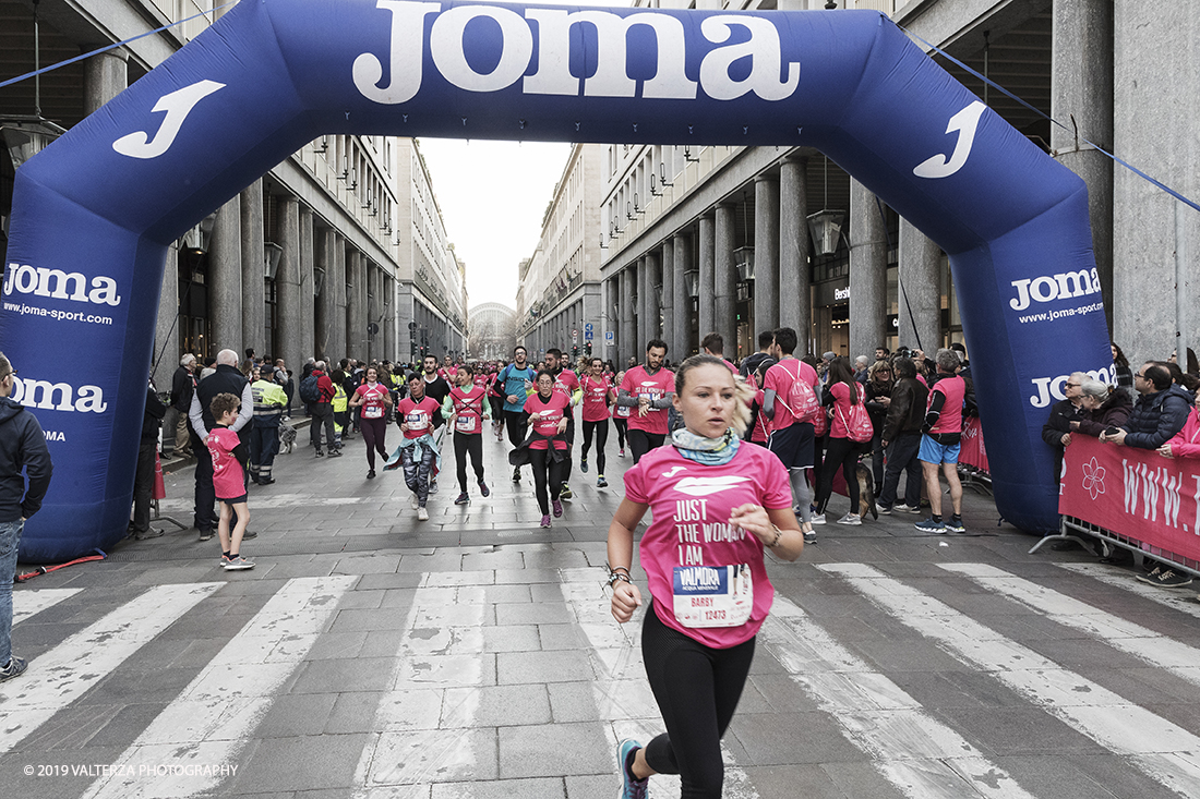 _G3I7928.jpg - 03-03-2019. Torino. â€œJust The Woman I am â€� Ã¨ una corsa/camminata podistica non competitiva di 6 km per sostenere la ricerca universitaria sul cancro: uomini e donne correranno fianco a fianco a sostegno della ricerca universitaria e della diffusione di una maggiore consapevolezza di sÃ© per un corretto stile di vita.  In questa giornata non c'Ã¨ solo la corsa, ma anche un fitto programma di eventi in piazza, non esclusivamente sportivi. Nella foto l'arrivo dei partecipanti alla corsa/camminata in via Roma