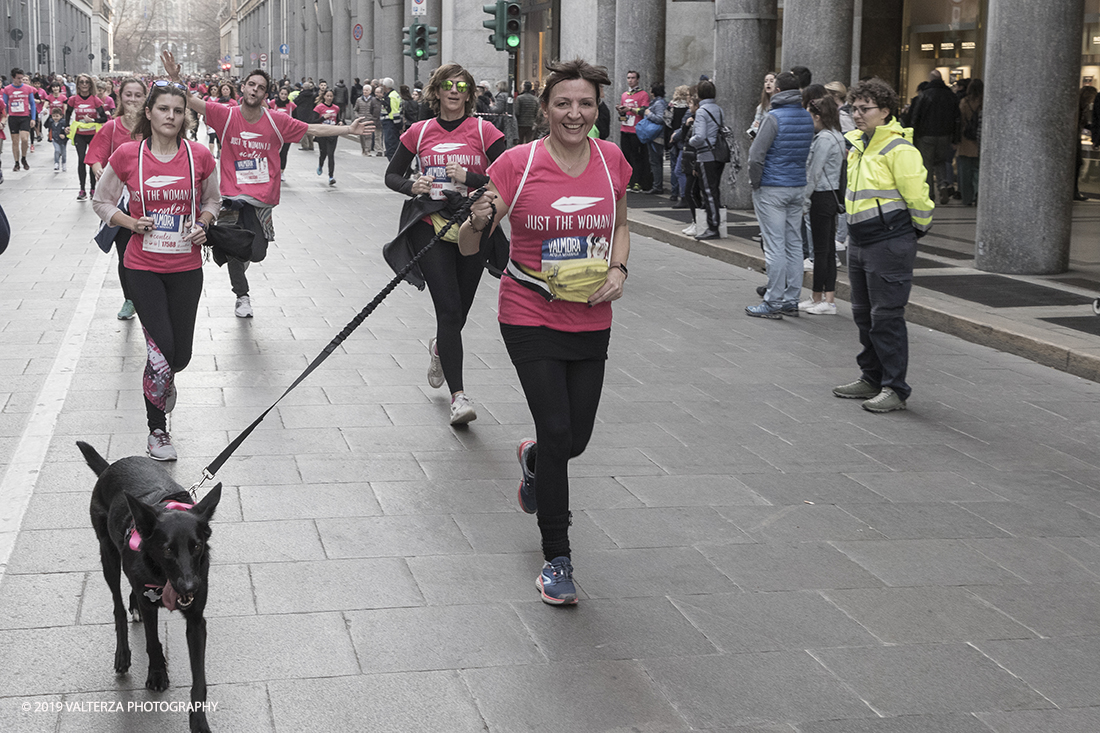 _G3I8104.jpg - 03-03-2019. Torino. â€œJust The Woman I am â€� Ã¨ una corsa/camminata podistica non competitiva di 6 km per sostenere la ricerca universitaria sul cancro: uomini e donne correranno fianco a fianco a sostegno della ricerca universitaria e della diffusione di una maggiore consapevolezza di sÃ© per un corretto stile di vita.  In questa giornata non c'Ã¨ solo la corsa, ma anche un fitto programma di eventi in piazza, non esclusivamente sportivi. Nella foto l'arrivo dei partecipanti alla corsa/camminata in via Roma