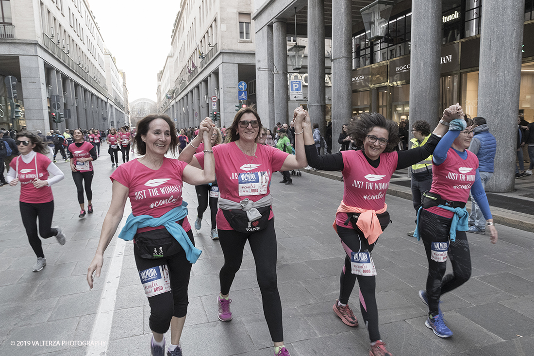 _G3I8181.jpg - 03-03-2019. Torino. â€œJust The Woman I am â€� Ã¨ una corsa/camminata podistica non competitiva di 6 km per sostenere la ricerca universitaria sul cancro: uomini e donne correranno fianco a fianco a sostegno della ricerca universitaria e della diffusione di una maggiore consapevolezza di sÃ© per un corretto stile di vita.  In questa giornata non c'Ã¨ solo la corsa, ma anche un fitto programma di eventi in piazza, non esclusivamente sportivi. Nella foto l'arrivo dei partecipanti alla corsa/camminata in via Roma