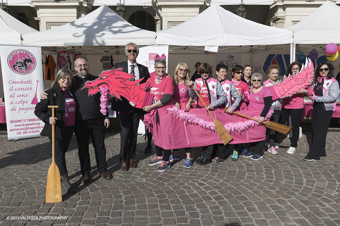 _X9B6073.jpg - 03-03-2019. Torino. â€œJust The Woman I am â€� Ã¨ una corsa/camminata podistica non competitiva di 6 km per sostenere la ricerca universitaria sul cancro: uomini e donne correranno fianco a fianco a sostegno della ricerca universitaria e della diffusione di una maggiore consapevolezza di sÃ© per un corretto stile di vita.  In questa giornata non c'Ã¨ solo la corsa, ma anche un fitto programma di eventi in piazza, non esclusivamente sportivi. Nella foto il presidente del CUa con le Dragonette ONLUS dedicato alle donne operate di cancro al seno.