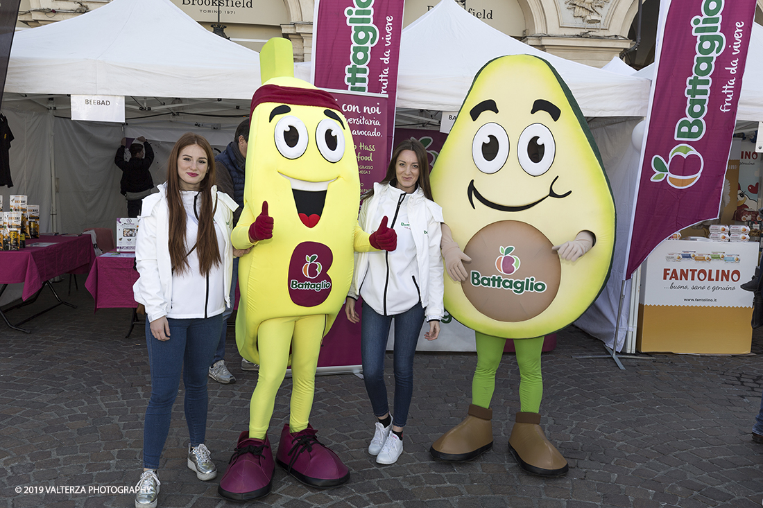 _X9B6137.jpg - 03-03-2019. Torino. â€œJust The Woman I am â€� Ã¨ una corsa/camminata podistica non competitiva di 6 km per sostenere la ricerca universitaria sul cancro: uomini e donne correranno fianco a fianco a sostegno della ricerca universitaria e della diffusione di una maggiore consapevolezza di sÃ© per un corretto stile di vita.  In questa giornata non c'Ã¨ solo la corsa, ma anche un fitto programma di eventi in piazza, non esclusivamente sportivi. Nella foto gazebo di sponsor della manifestazione.