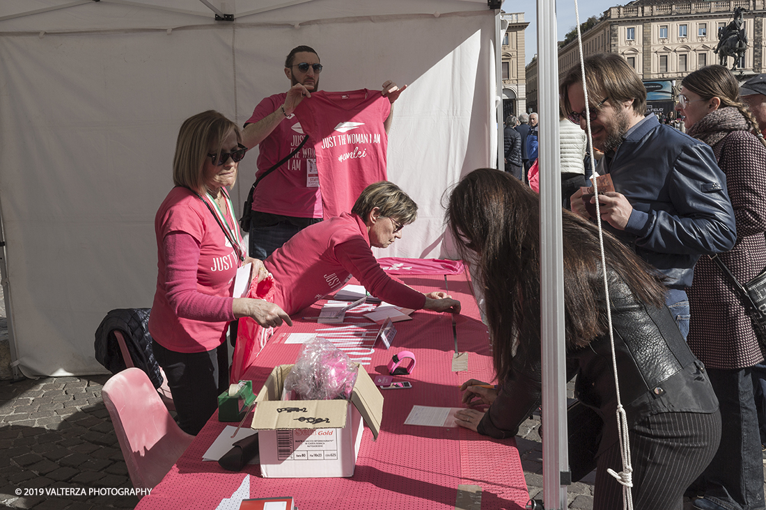 _X9B6154.jpg - 03-03-2019. Torino. â€œJust The Woman I am â€� Ã¨ una corsa/camminata podistica non competitiva di 6 km per sostenere la ricerca universitaria sul cancro: uomini e donne correranno fianco a fianco a sostegno della ricerca universitaria e della diffusione di una maggiore consapevolezza di sÃ© per un corretto stile di vita.  In questa giornata non c'Ã¨ solo la corsa, ma anche un fitto programma di eventi in piazza, non esclusivamente sportivi. Nella foto iscrizioni dell'ultimo momento in piazza San Carlo.