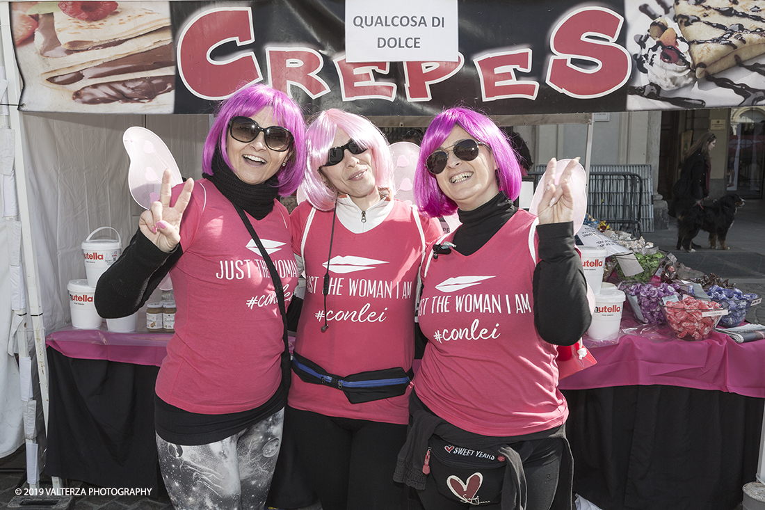 _X9B6254.jpg - 03-03-2019. Torino. â€œJust The Woman I am â€� Ã¨ una corsa/camminata podistica non competitiva di 6 km per sostenere la ricerca universitaria sul cancro: uomini e donne correranno fianco a fianco a sostegno della ricerca universitaria e della diffusione di una maggiore consapevolezza di sÃ© per un corretto stile di vita.  In questa giornata non c'Ã¨ solo la corsa, ma anche un fitto programma di eventi in piazza, non esclusivamente sportivi. Nella foto partecipanti all'evento