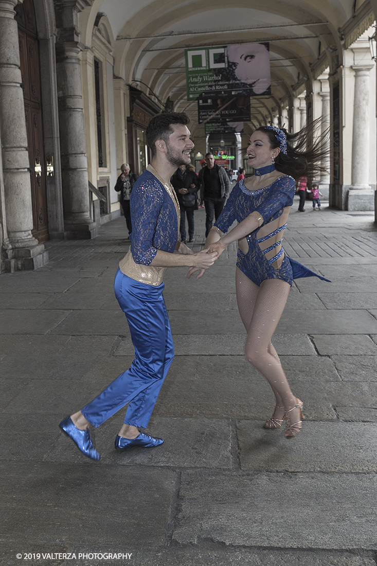 _X9B6281.jpg - 03-03-2019. Torino. â€œJust The Woman I am â€� Ã¨ una corsa/camminata podistica non competitiva di 6 km per sostenere la ricerca universitaria sul cancro: uomini e donne correranno fianco a fianco a sostegno della ricerca universitaria e della diffusione di una maggiore consapevolezza di sÃ© per un corretto stile di vita.  In questa giornata non c'Ã¨ solo la corsa, ma anche un fitto programma di eventi in piazza, non esclusivamente sportivi. Nella foto esibizione di ballerini sotto i portici di piazza San Carlo.