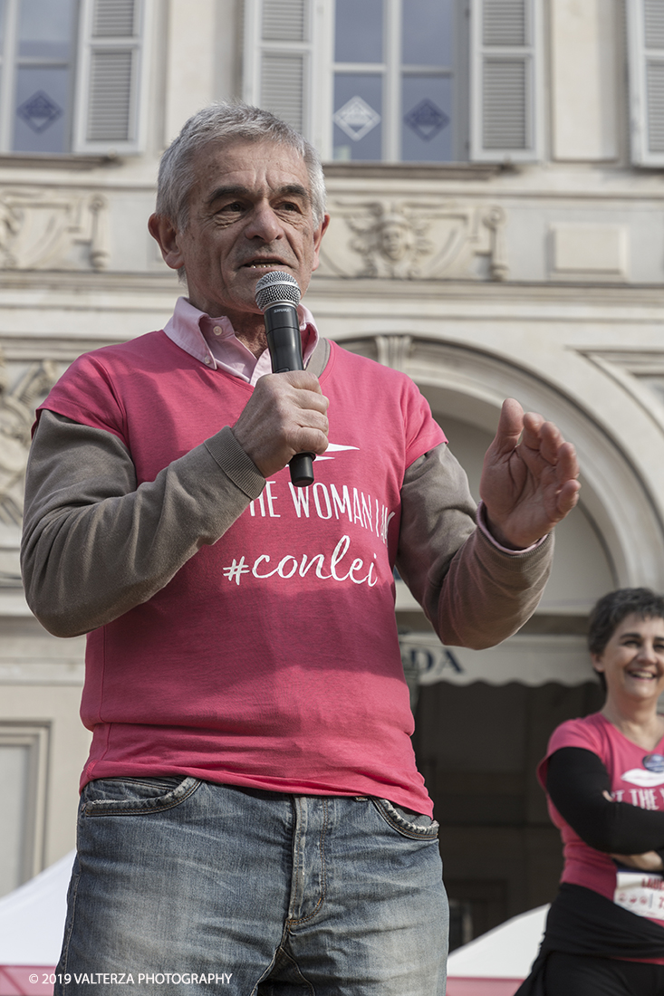 _X9B6665.jpg - 03-03-2019. Torino. â€œJust The Woman I am â€� Ã¨ una corsa/camminata podistica non competitiva di 6 km per sostenere la ricerca universitaria sul cancro: uomini e donne correranno fianco a fianco a sostegno della ricerca universitaria e della diffusione di una maggiore consapevolezza di sÃ© per un corretto stile di vita.  In questa giornata non c'Ã¨ solo la corsa, ma anche un fitto programma di eventi in piazza, non esclusivamente sportivi. Nella foto il presidente della regione Piemonte sul palco elogia l'importanza della manifestazione destinata a supportare la ricerca oncologica