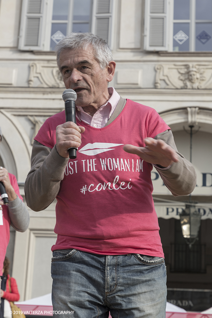 _X9B6666.jpg - 03-03-2019. Torino. â€œJust The Woman I am â€� Ã¨ una corsa/camminata podistica non competitiva di 6 km per sostenere la ricerca universitaria sul cancro: uomini e donne correranno fianco a fianco a sostegno della ricerca universitaria e della diffusione di una maggiore consapevolezza di sÃ© per un corretto stile di vita.  In questa giornata non c'Ã¨ solo la corsa, ma anche un fitto programma di eventi in piazza, non esclusivamente sportivi. Nella foto il presidente della regione Piemonte sul palco elogia l'importanza della manifestazione destinata a supportare la ricerca oncologica