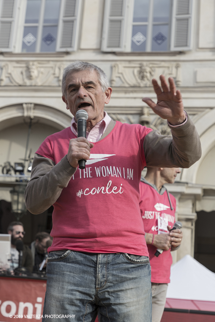 _X9B6674.jpg - 03-03-2019. Torino. â€œJust The Woman I am â€� Ã¨ una corsa/camminata podistica non competitiva di 6 km per sostenere la ricerca universitaria sul cancro: uomini e donne correranno fianco a fianco a sostegno della ricerca universitaria e della diffusione di una maggiore consapevolezza di sÃ© per un corretto stile di vita.  In questa giornata non c'Ã¨ solo la corsa, ma anche un fitto programma di eventi in piazza, non esclusivamente sportivi. Nella foto il presidente della regione Piemonte sul palco elogia l'importanza della manifestazione destinata a supportare la ricerca oncologica