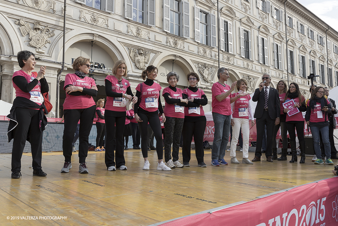 _X9B6680.jpg - 03-03-2019. Torino. â€œJust The Woman I am â€� Ã¨ una corsa/camminata podistica non competitiva di 6 km per sostenere la ricerca universitaria sul cancro: uomini e donne correranno fianco a fianco a sostegno della ricerca universitaria e della diffusione di una maggiore consapevolezza di sÃ© per un corretto stile di vita.  In questa giornata non c'Ã¨ solo la corsa, ma anche un fitto programma di eventi in piazza, non esclusivamente sportivi. Nella foto sul palco rappresentanti di istituzioni ed associazioni che sostengono la manifestazione.