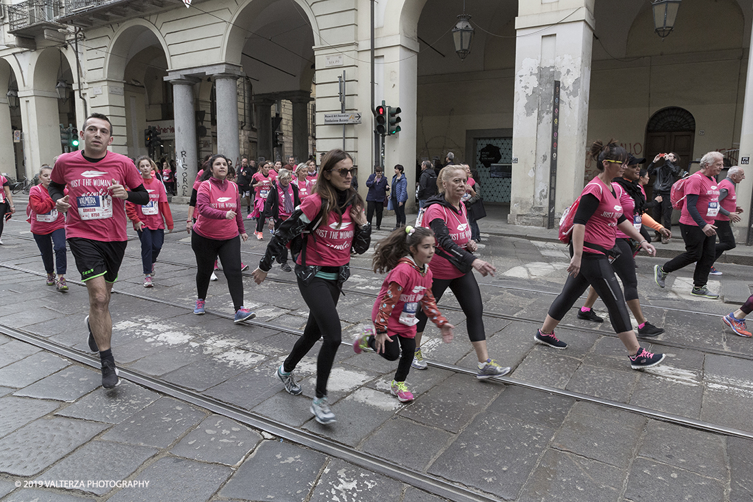 _X9B6810.jpg - 03-03-2019. Torino. â€œJust The Woman I am â€� Ã¨ una corsa/camminata podistica non competitiva di 6 km per sostenere la ricerca universitaria sul cancro: uomini e donne correranno fianco a fianco a sostegno della ricerca universitaria e della diffusione di una maggiore consapevolezza di sÃ© per un corretto stile di vita.  In questa giornata non c'Ã¨ solo la corsa, ma anche un fitto programma di eventi in piazza, non esclusivamente sportivi. Nella foto un momento della corsa camminata attraverso le vie della cittÃ 