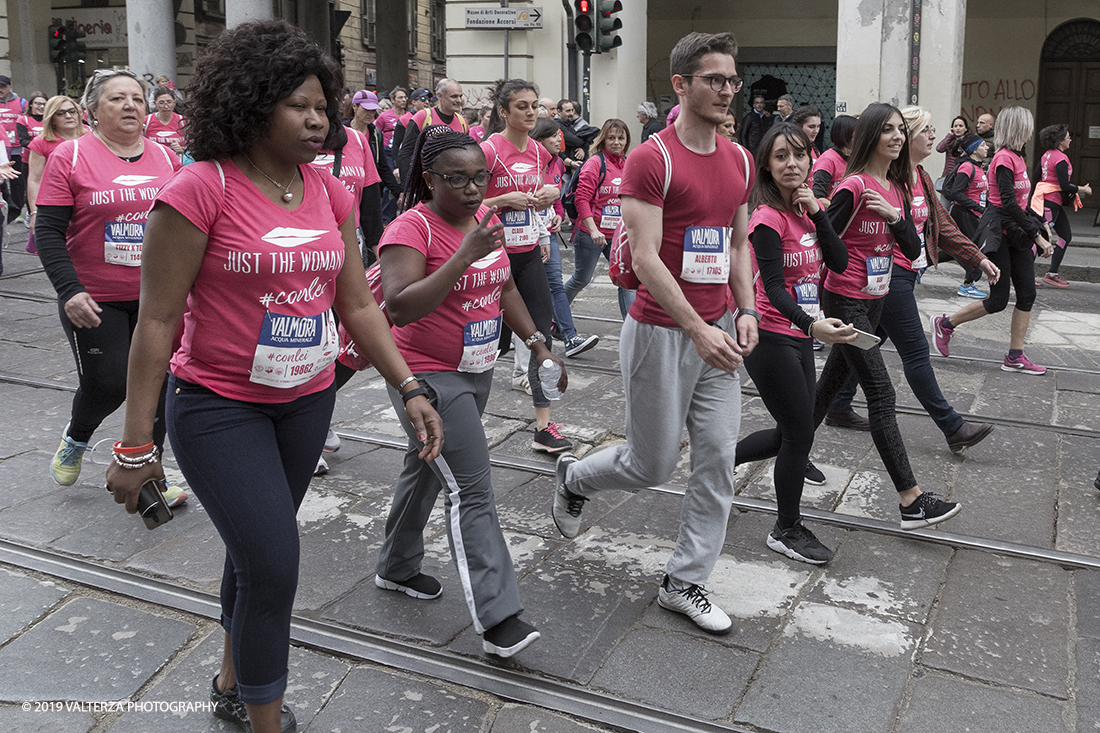 _X9B6931.jpg - 03-03-2019. Torino. â€œJust The Woman I am â€� Ã¨ una corsa/camminata podistica non competitiva di 6 km per sostenere la ricerca universitaria sul cancro: uomini e donne correranno fianco a fianco a sostegno della ricerca universitaria e della diffusione di una maggiore consapevolezza di sÃ© per un corretto stile di vita.  In questa giornata non c'Ã¨ solo la corsa, ma anche un fitto programma di eventi in piazza, non esclusivamente sportivi. Nella foto un momento della corsa camminata attraverso le vie della cittÃ 