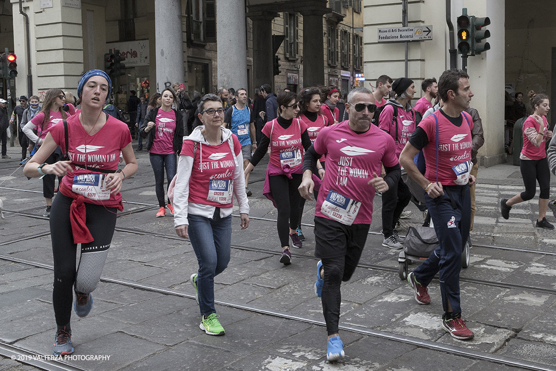 _X9B6943.jpg - 03-03-2019. Torino. â€œJust The Woman I am â€� Ã¨ una corsa/camminata podistica non competitiva di 6 km per sostenere la ricerca universitaria sul cancro: uomini e donne correranno fianco a fianco a sostegno della ricerca universitaria e della diffusione di una maggiore consapevolezza di sÃ© per un corretto stile di vita.  In questa giornata non c'Ã¨ solo la corsa, ma anche un fitto programma di eventi in piazza, non esclusivamente sportivi. Nella foto un momento della corsa camminata attraverso le vie della cittÃ 