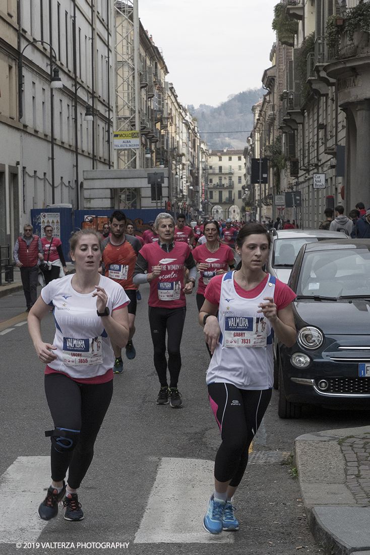 _X9B6962.jpg - 03-03-2019. Torino. â€œJust The Woman I am â€� Ã¨ una corsa/camminata podistica non competitiva di 6 km per sostenere la ricerca universitaria sul cancro: uomini e donne correranno fianco a fianco a sostegno della ricerca universitaria e della diffusione di una maggiore consapevolezza di sÃ© per un corretto stile di vita.  In questa giornata non c'Ã¨ solo la corsa, ma anche un fitto programma di eventi in piazza, non esclusivamente sportivi. Nella foto un momento della corsa camminata attraverso le vie della cittÃ 