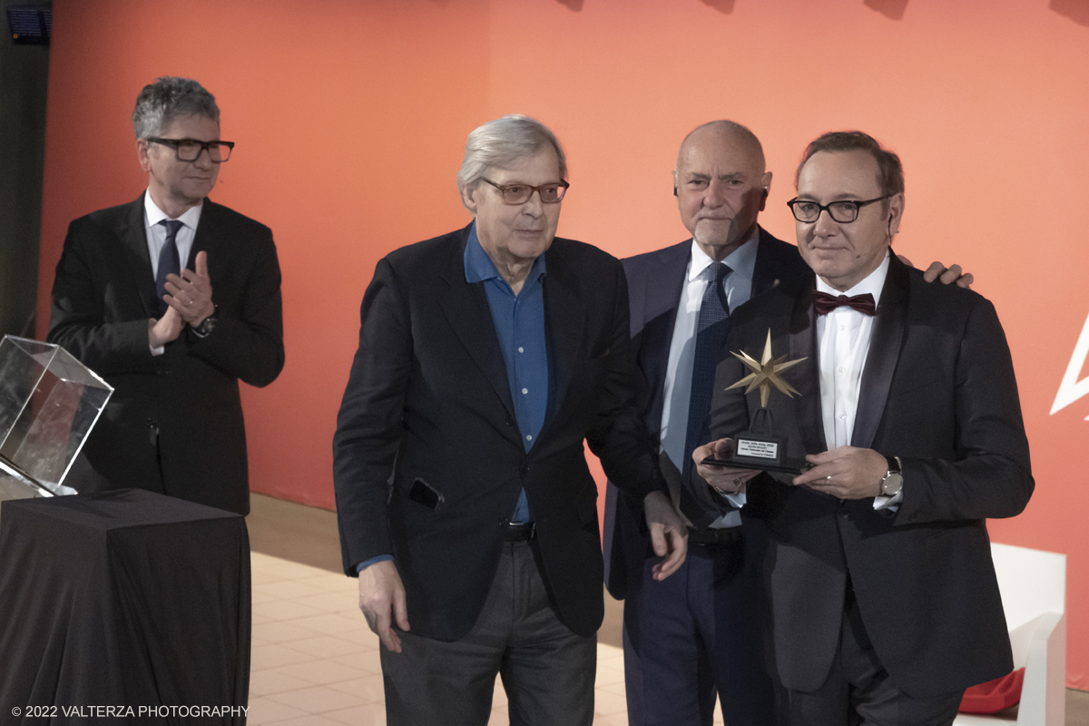 _DSF5276.jpg - 16/01/2023. Torino. Ãˆ Kevin Spacey la nuova Stella della Mole. Oggi, il due volte premio Oscar, per American Beauty e I soliti sospetti, Ã¨ stato omaggiato al Museo Nazionale del Cinema di Torino che ha la sua sede nel simbolo della cittÃ , la Mole Antonelliana, sede dove Kevin ha tenuto anche la sua Masterclass. Nella foto  il momento della premiazione di Kevin Spacey a cui Vittorio Sgarbi consegna la Stella della Mole