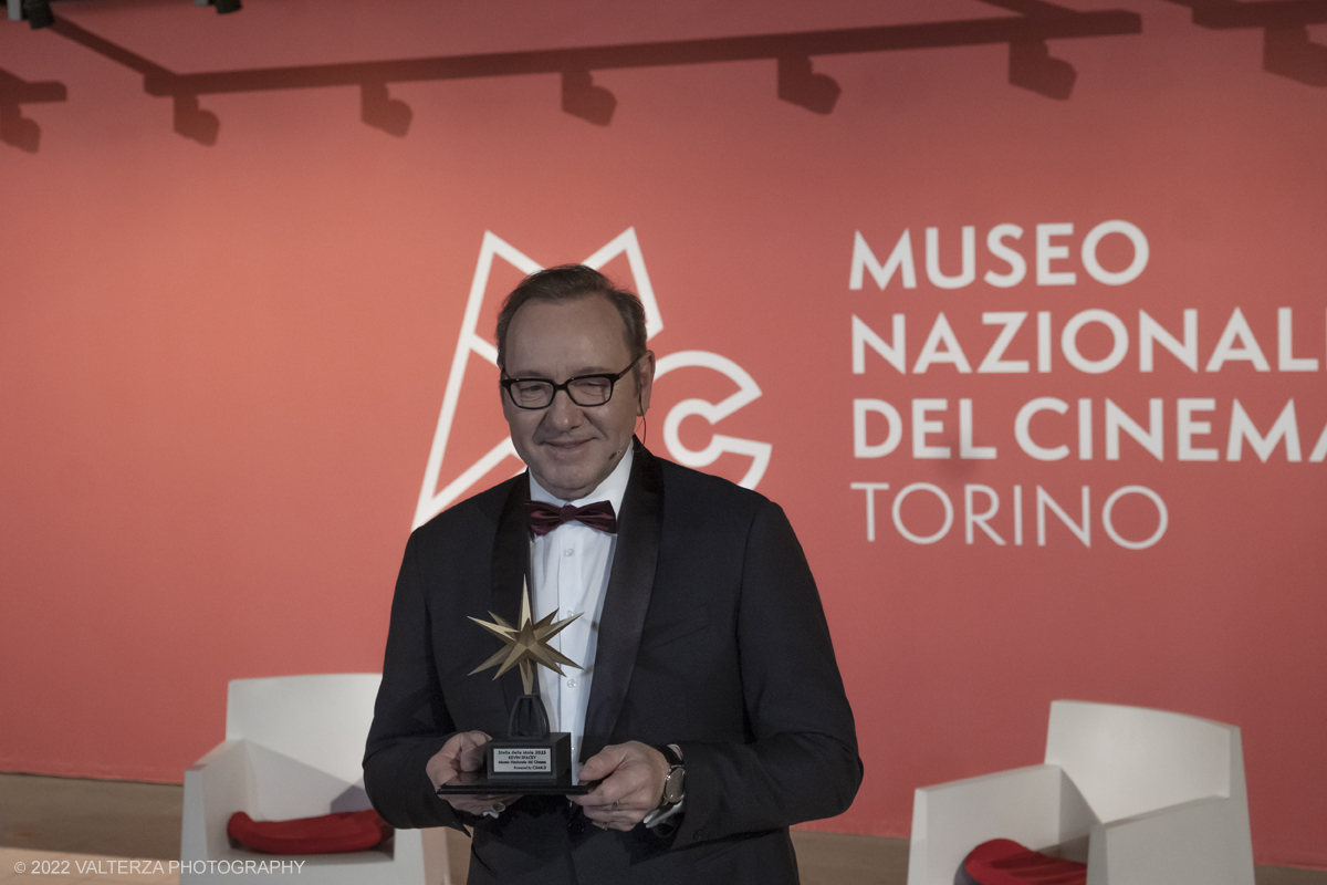 _DSF5644.jpg - 16/01/2023. Torino. Ãˆ Kevin Spacey la nuova Stella della Mole. Oggi, il due volte premio Oscar, per American Beauty e I soliti sospetti, Ã¨ stato omaggiato al Museo Nazionale del Cinema di Torino che ha la sua sede nel simbolo della cittÃ , la Mole Antonelliana, sede dove Kevin ha tenuto anche la sua Masterclass. Nella foto Kevin Spacey appena premiato con la Stella della Mole