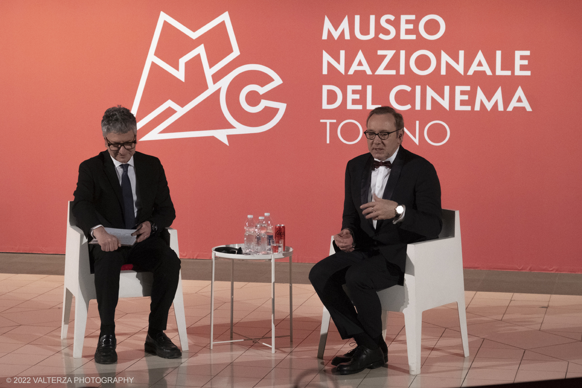 _DSF6989.jpg - 16/01/2023. Torino. Ãˆ Kevin Spacey la nuova Stella della Mole. Oggi, il due volte premio Oscar, per American Beauty e I soliti sospetti, Ã¨ stato omaggiato al Museo Nazionale del Cinema di Torino che ha la sua sede nel simbolo della cittÃ , la Mole Antonelliana, sede dove Kevin ha tenuto anche la sua Masterclass. Nella foto un momento della Masterclass di Kevin Spacey condotta da Domenico De Gaetano direttore del Museo.