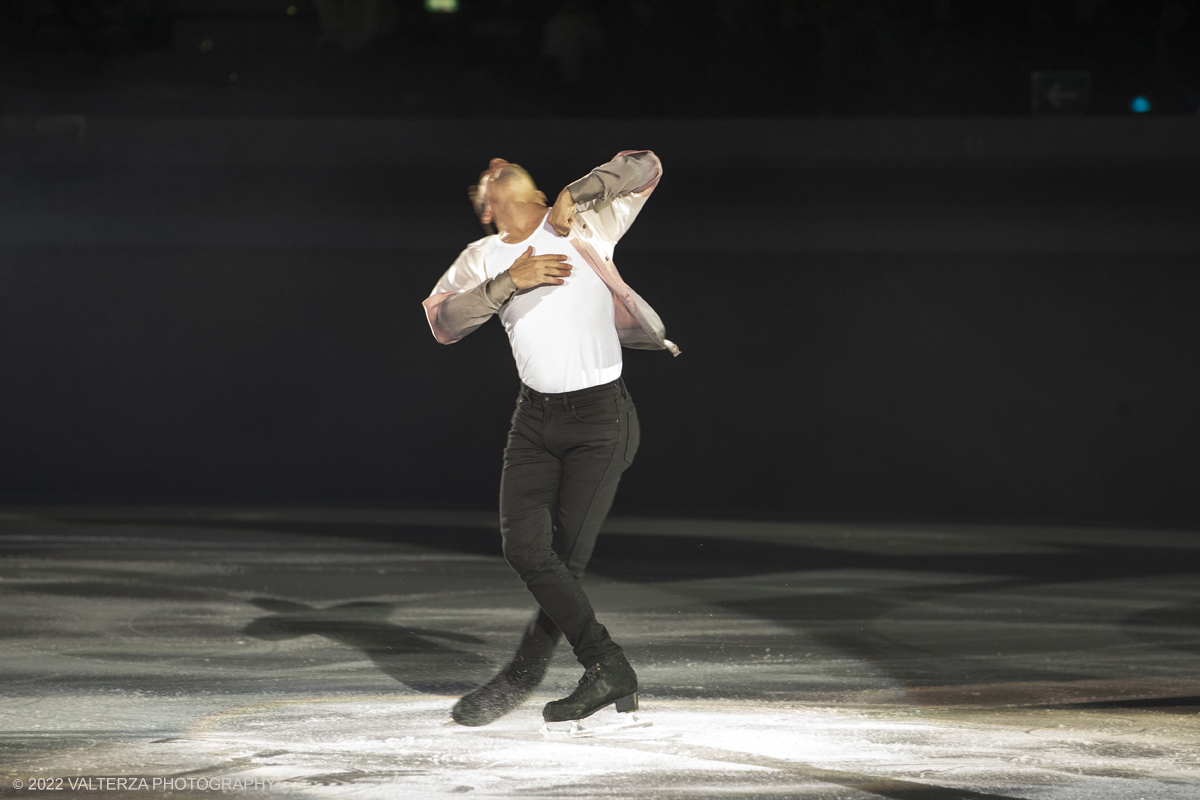 _G3I7626.jpg - 01/11/2022. Torino. Questo spettacolo, in prima mondiale, ha lâ€™obbiettivo di unire sport, arte e musica dal vivo , al Palavela la pista olimpica del ghiaccio diventa una grande tavolozza su cui il video mapping disegna le opere di gustave klimt mentre le note di unâ€™orchestra live, condotta da Edvin Marton col suo violino stradivari accompagnano danza e acrobazie di stelle internazionali del pattinaggio artistico nonchÃ© lâ€™esibizione degli acrobati di art du cirue. Nella foto  Javier Fernandez due volte campione del mondo, capitano del team di pattinatori dello spettacolo