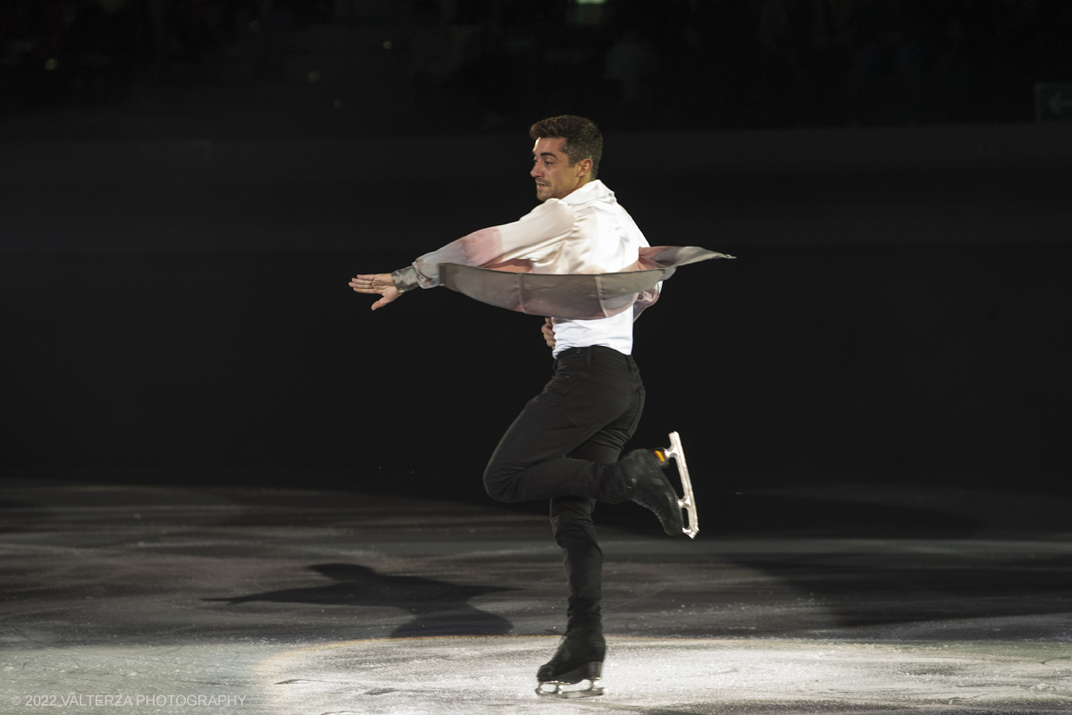 _G3I7627.jpg - 01/11/2022. Torino. Questo spettacolo, in prima mondiale, ha lâ€™obbiettivo di unire sport, arte e musica dal vivo , al Palavela la pista olimpica del ghiaccio diventa una grande tavolozza su cui il video mapping disegna le opere di gustave klimt mentre le note di unâ€™orchestra live, condotta da Edvin Marton col suo violino stradivari accompagnano danza e acrobazie di stelle internazionali del pattinaggio artistico nonchÃ© lâ€™esibizione degli acrobati di art du cirue. Nella foto  Javier Fernandez due volte campione del mondo, capitano del team di pattinatori dello spettacolo