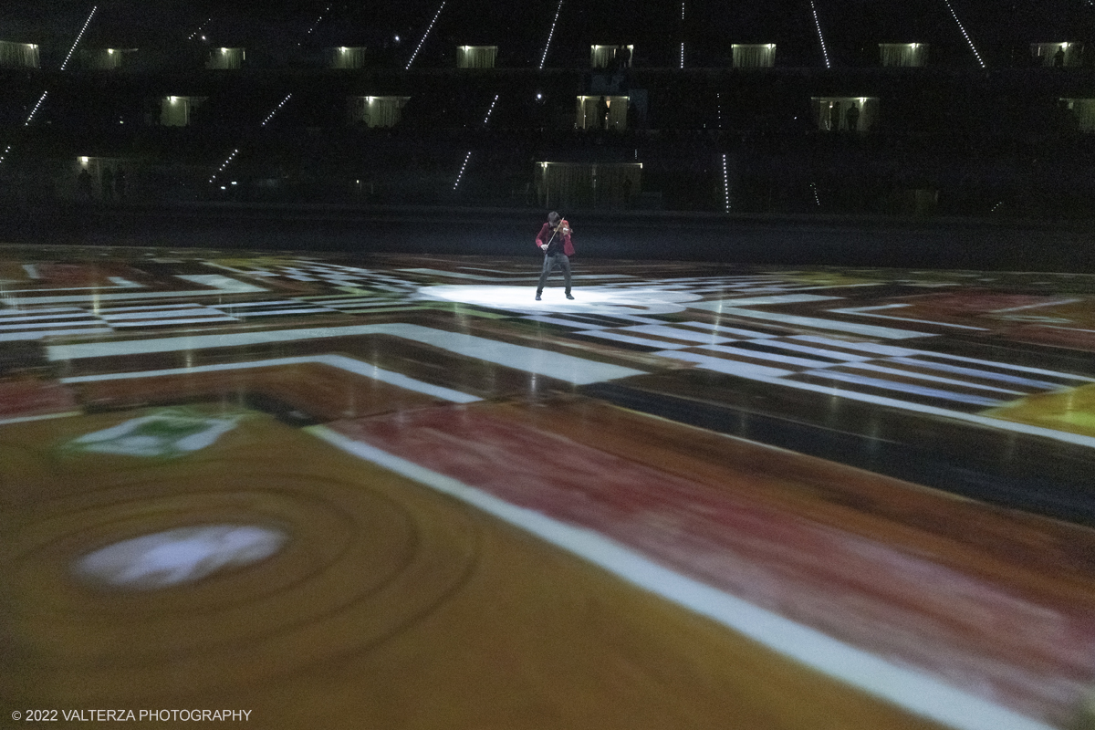 _G3I7729.jpg - 01/11/2022. Torino. Questo spettacolo, in prima mondiale, ha lâ€™obbiettivo di unire sport, arte e musica dal vivo , al Palavela la pista olimpica del ghiaccio diventa una grande tavolozza su cui il video mapping disegna le opere di gustave klimt mentre le note di unâ€™orchestra live, condotta da Edvin Marton col suo violino stradivari accompagnano danza e acrobazie di stelle internazionali del pattinaggio artistico nonchÃ© lâ€™esibizione degli acrobati di art du cirue. Nella foto  video mapping sulla pista delle creazioni di Gustav Klimt