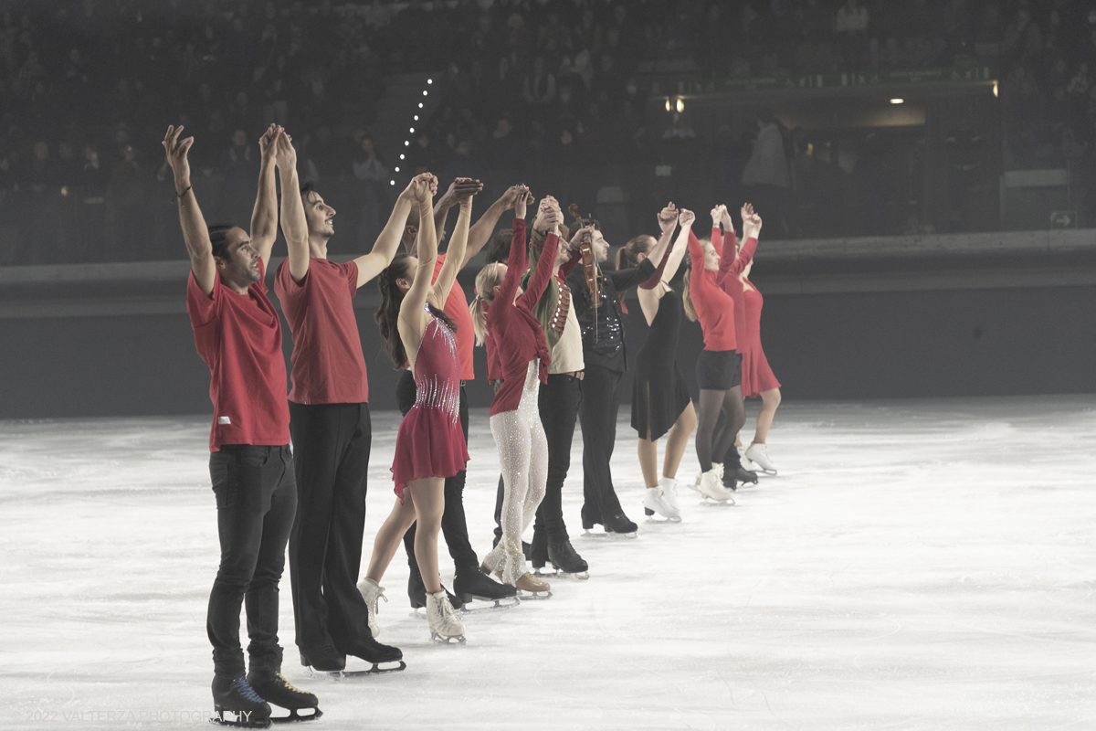 _G3I8185.jpg - 01/11/2022. Torino. Questo spettacolo, in prima mondiale, ha lâ€™obbiettivo di unire sport, arte e musica dal vivo , al Palavela la pista olimpica del ghiaccio diventa una grande tavolozza su cui il video mapping disegna le opere di gustave klimt mentre le note di unâ€™orchestra live, condotta da Edvin Marton col suo violino stradivari accompagnano danza e acrobazie di stelle internazionali del pattinaggio artistico nonchÃ© lâ€™esibizione degli acrobati di art du cirue. Nella foto  saluto finale al pubblco dal team di KLIMT ON ICE