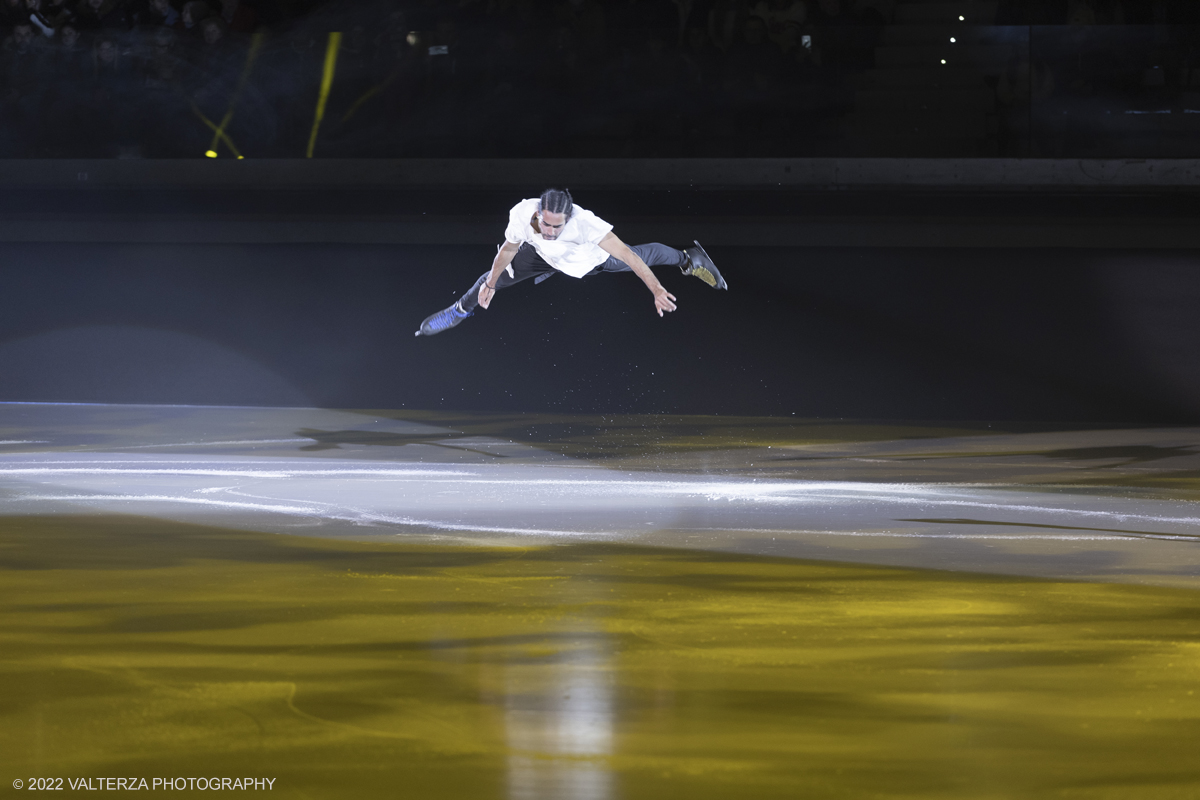 _G5A0399.jpg - 01/11/2022. Torino. Questo spettacolo, in prima mondiale, ha lâ€™obbiettivo di unire sport, arte e musica dal vivo , al Palavela la pista olimpica del ghiaccio diventa una grande tavolozza su cui il video mapping disegna le opere di gustave klimt mentre le note di unâ€™orchestra live, condotta da Edvin Marton col suo violino stradivari accompagnano danza e acrobazie di stelle internazionali del pattinaggio artistico nonchÃ© lâ€™esibizione degli acrobati di art du cirue. Nella foto  Phiippe Warren