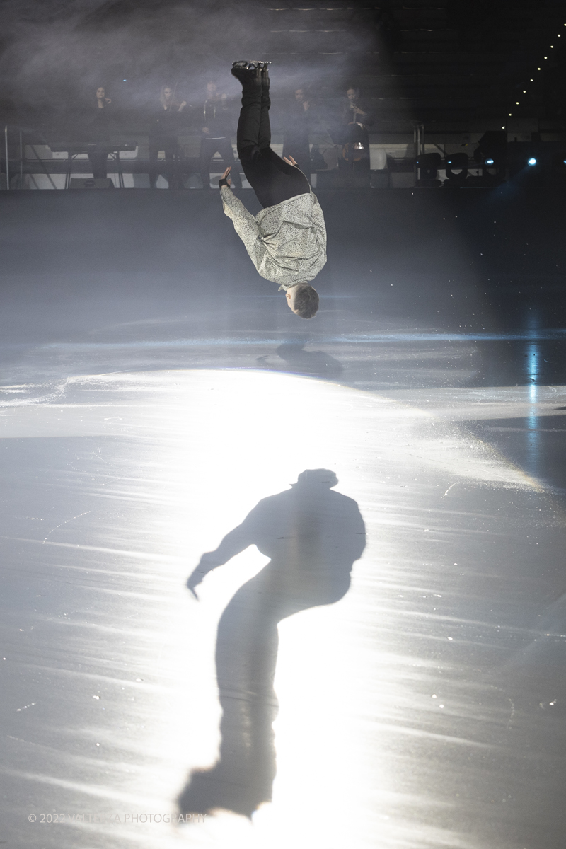 _G5A0561.jpg - 01/11/2022. Torino. Questo spettacolo, in prima mondiale, ha lâ€™obbiettivo di unire sport, arte e musica dal vivo , al Palavela la pista olimpica del ghiaccio diventa una grande tavolozza su cui il video mapping disegna le opere di gustave klimt mentre le note di unâ€™orchestra live, condotta da Edvin Marton col suo violino stradivari accompagnano danza e acrobazie di stelle internazionali del pattinaggio artistico nonchÃ© lâ€™esibizione degli acrobati di art du cirue. Nella foto  Clement Pinel