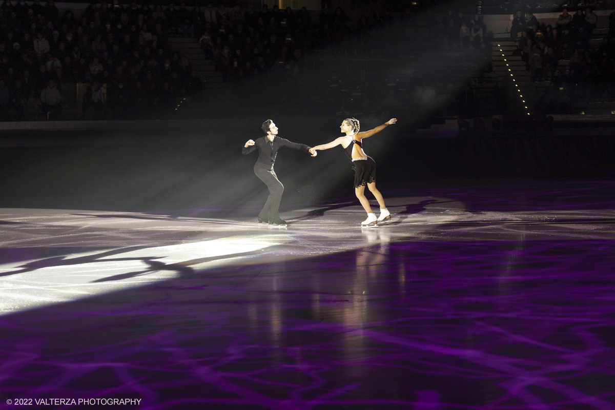 _G5A2206.jpg - 01/11/2022. Torino. Questo spettacolo, in prima mondiale, ha lâ€™obbiettivo di unire sport, arte e musica dal vivo , al Palavela la pista olimpica del ghiaccio diventa una grande tavolozza su cui il video mapping disegna le opere di gustave klimt mentre le note di unâ€™orchestra live, condotta da Edvin Marton col suo violino stradivari accompagnano danza e acrobazie di stelle internazionali del pattinaggio artistico nonchÃ© lâ€™esibizione degli acrobati di art du cirue. Nella foto Carolina Moscheni e Francesco Fioretti