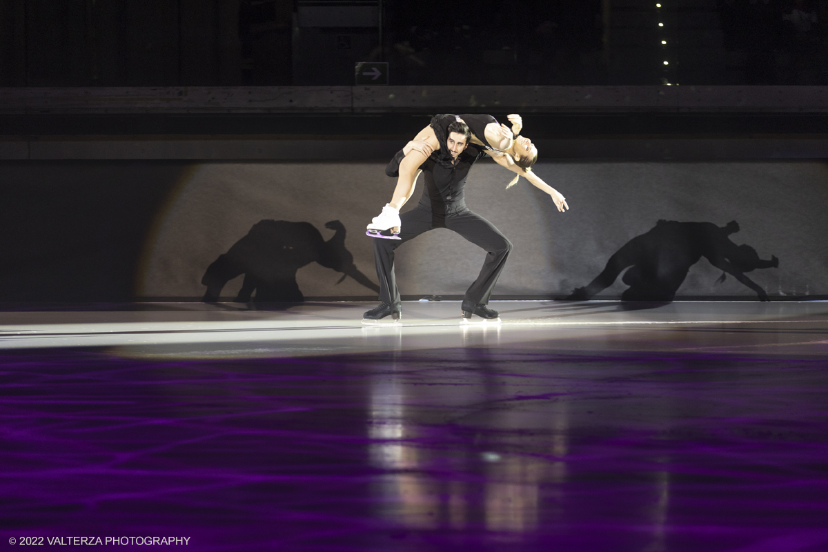 _G5A2258.jpg - 01/11/2022. Torino. Questo spettacolo, in prima mondiale, ha lâ€™obbiettivo di unire sport, arte e musica dal vivo , al Palavela la pista olimpica del ghiaccio diventa una grande tavolozza su cui il video mapping disegna le opere di gustave klimt mentre le note di unâ€™orchestra live, condotta da Edvin Marton col suo violino stradivari accompagnano danza e acrobazie di stelle internazionali del pattinaggio artistico nonchÃ© lâ€™esibizione degli acrobati di art du cirue. Nella foto Carolina Moscheni e Francesco Fioretti