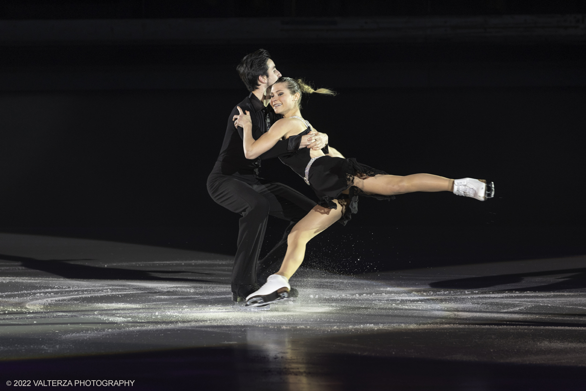 _G5A2414.jpg - 01/11/2022. Torino. Questo spettacolo, in prima mondiale, ha lâ€™obbiettivo di unire sport, arte e musica dal vivo , al Palavela la pista olimpica del ghiaccio diventa una grande tavolozza su cui il video mapping disegna le opere di gustave klimt mentre le note di unâ€™orchestra live, condotta da Edvin Marton col suo violino stradivari accompagnano danza e acrobazie di stelle internazionali del pattinaggio artistico nonchÃ© lâ€™esibizione degli acrobati di art du cirue. Nella foto Carolina Moscheni e Francesco Fioretti