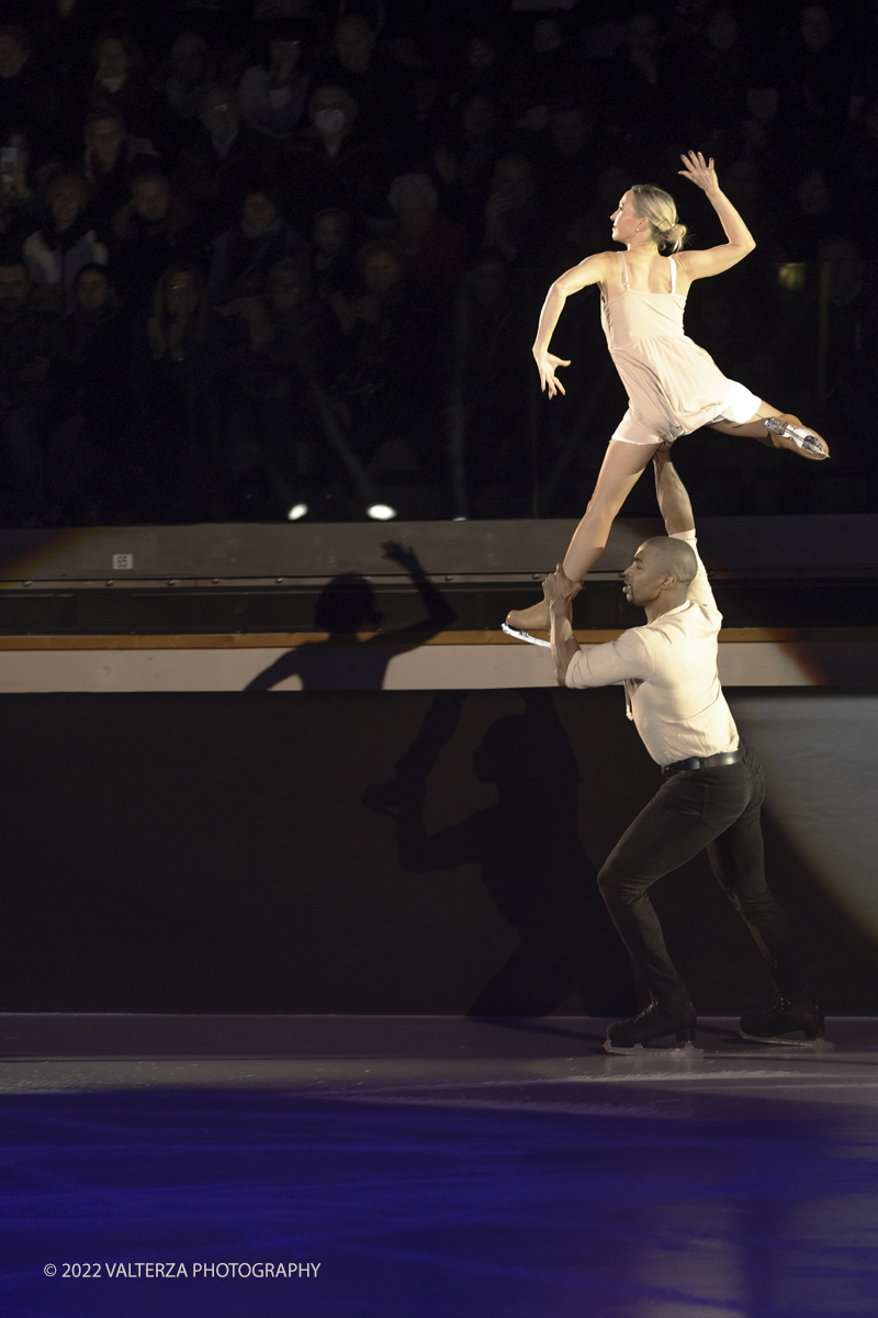 _G5A2687.jpg - 01/11/2022. Torino. Questo spettacolo, in prima mondiale, ha lâ€™obbiettivo di unire sport, arte e musica dal vivo , al Palavela la pista olimpica del ghiaccio diventa una grande tavolozza su cui il video mapping disegna le opere di gustave klimt mentre le note di unâ€™orchestra live, condotta da Edvin Marton col suo violino stradivari accompagnano danza e acrobazie di stelle internazionali del pattinaggio artistico nonchÃ© lâ€™esibizione degli acrobati di art du cirue. Nella foto  Annette Dytrt & Yannick Bonheur