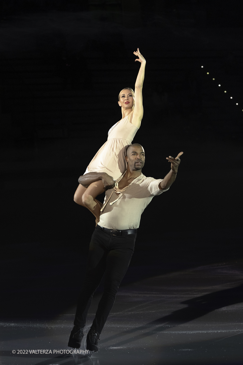 _G5A2736.jpg - 01/11/2022. Torino. Questo spettacolo, in prima mondiale, ha lâ€™obbiettivo di unire sport, arte e musica dal vivo , al Palavela la pista olimpica del ghiaccio diventa una grande tavolozza su cui il video mapping disegna le opere di gustave klimt mentre le note di unâ€™orchestra live, condotta da Edvin Marton col suo violino stradivari accompagnano danza e acrobazie di stelle internazionali del pattinaggio artistico nonchÃ© lâ€™esibizione degli acrobati di art du cirue. Nella foto  Annette Dytrt & Yannick Bonheur