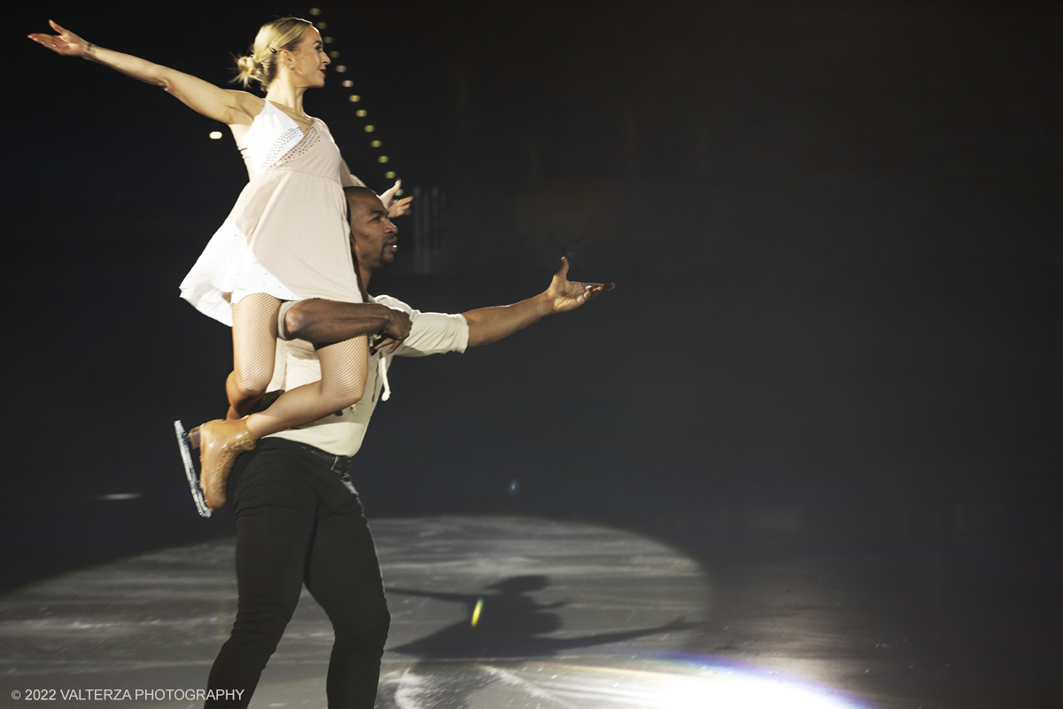 _G5A2748.jpg - 01/11/2022. Torino. Questo spettacolo, in prima mondiale, ha lâ€™obbiettivo di unire sport, arte e musica dal vivo , al Palavela la pista olimpica del ghiaccio diventa una grande tavolozza su cui il video mapping disegna le opere di gustave klimt mentre le note di unâ€™orchestra live, condotta da Edvin Marton col suo violino stradivari accompagnano danza e acrobazie di stelle internazionali del pattinaggio artistico nonchÃ© lâ€™esibizione degli acrobati di art du cirue. Nella foto  Annette Dytrt & Yannick Bonheur