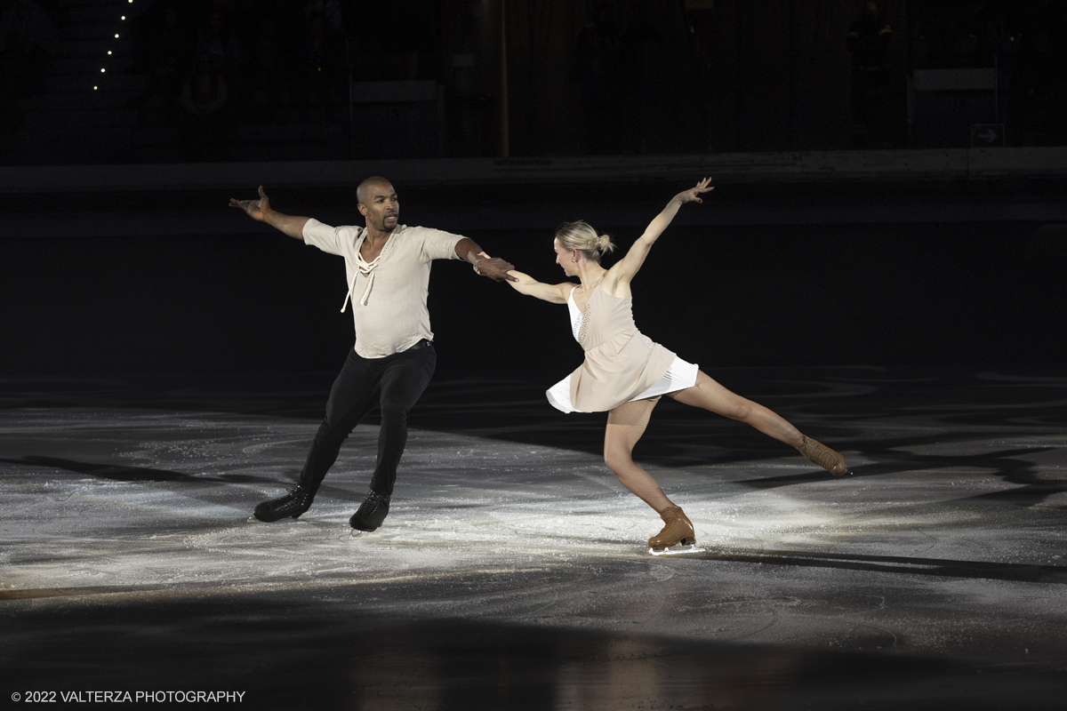 _G5A3529.jpg - 01/11/2022. Torino. Questo spettacolo, in prima mondiale, ha lâ€™obbiettivo di unire sport, arte e musica dal vivo , al Palavela la pista olimpica del ghiaccio diventa una grande tavolozza su cui il video mapping disegna le opere di gustave klimt mentre le note di unâ€™orchestra live, condotta da Edvin Marton col suo violino stradivari accompagnano danza e acrobazie di stelle internazionali del pattinaggio artistico nonchÃ© lâ€™esibizione degli acrobati di art du cirue. Nella foto  Annette Dytrt & Yannick Bonheur