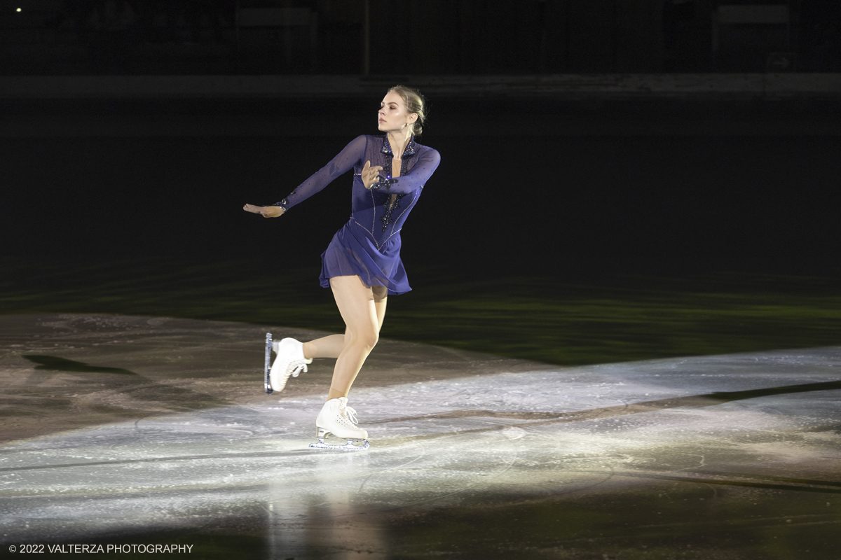 _G5A3577.jpg - 01/11/2022. Torino. Questo spettacolo, in prima mondiale, ha lâ€™obbiettivo di unire sport, arte e musica dal vivo , al Palavela la pista olimpica del ghiaccio diventa una grande tavolozza su cui il video mapping disegna le opere di gustave klimt mentre le note di unâ€™orchestra live, condotta da Edvin Marton col suo violino stradivari accompagnano danza e acrobazie di stelle internazionali del pattinaggio artistico nonchÃ© lâ€™esibizione degli acrobati di art du cirue. Nella foto Angelina Kucvalska